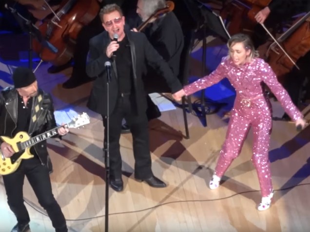 Miley Cyrus e Bono Vox em show no Carnegie Hall, em Nova Iorque