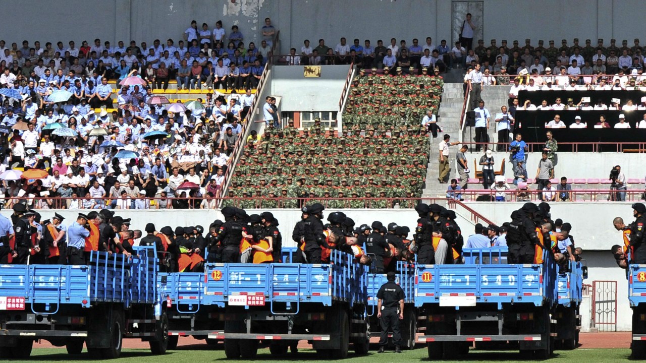 Milhares de pessoas assistem ao julgamento de 55 presos em um estádio esportivo de Yili, na província chinesa de Xinjiang