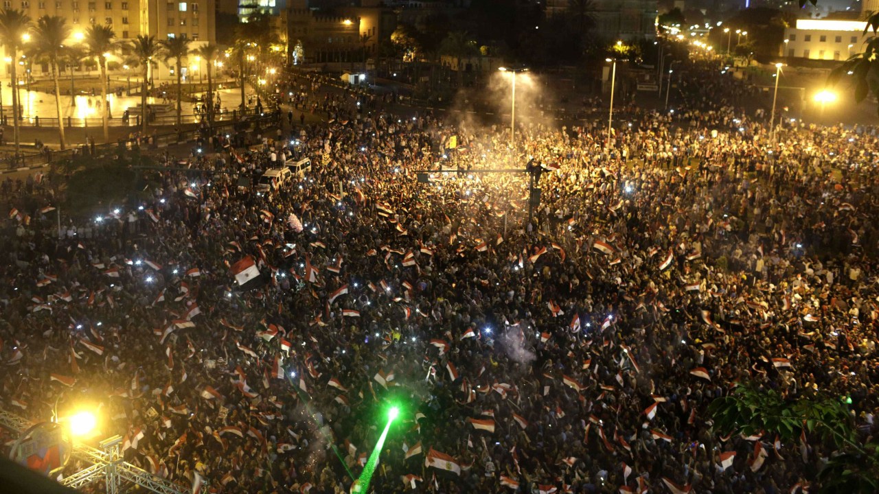 Milhares de pessoas foram à Praça Tahrir, no Cairo, festeja a posse do presidente egípcio Abdel Fattah Al Sisi