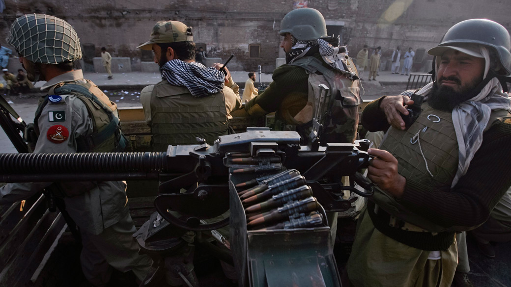Militares patrulham as ruas de Peshawar, no Paquistão - 26/11/2011