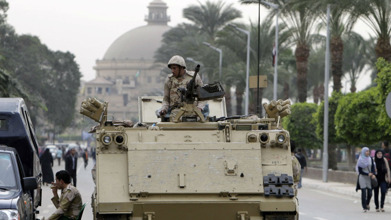 Militares egípcios patrulham o portão principal da Universidade do Cairo