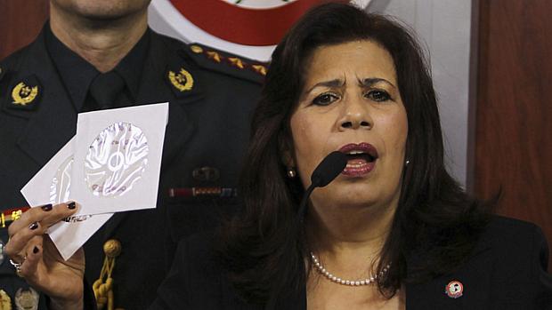 A ministra de Defesa do Paraguai, María Liz García, com as evidências de uma tentativa de golpe militar organizada pela Venezuela