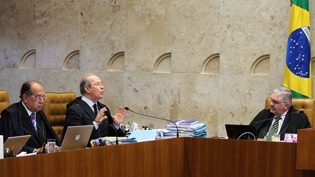 Ministro Celso de Mello durante o julgamento do mensalão, em 08/11/2012