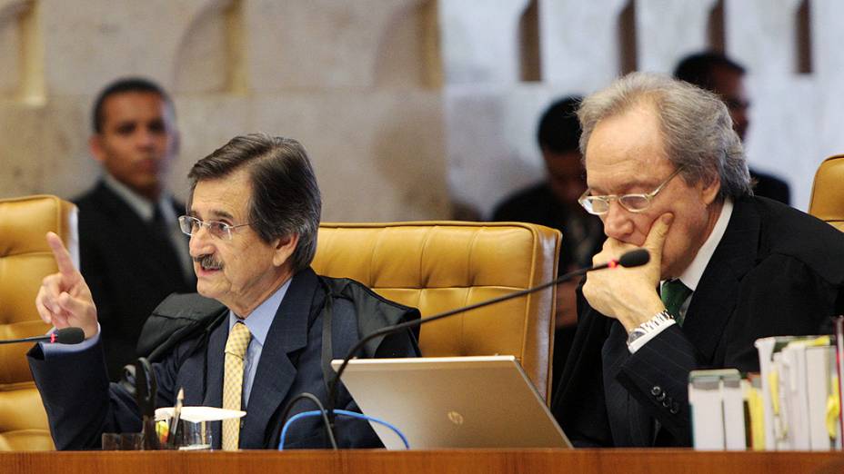 O ministro Cezar Peluso faz a leitura do seu voto em sessão do Supremo Tribunal Federal (STF), em Brasília