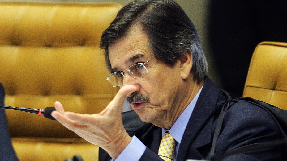 O ministro Cezar Peluso faz a leitura do seu voto em sessão do Supremo Tribunal Federal (STF), em Brasília