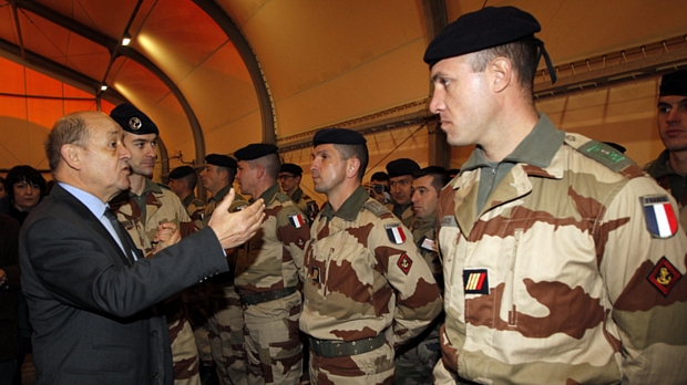 Ministro da Defesa Jean-Yves Le Drian conversa com soldados franceses