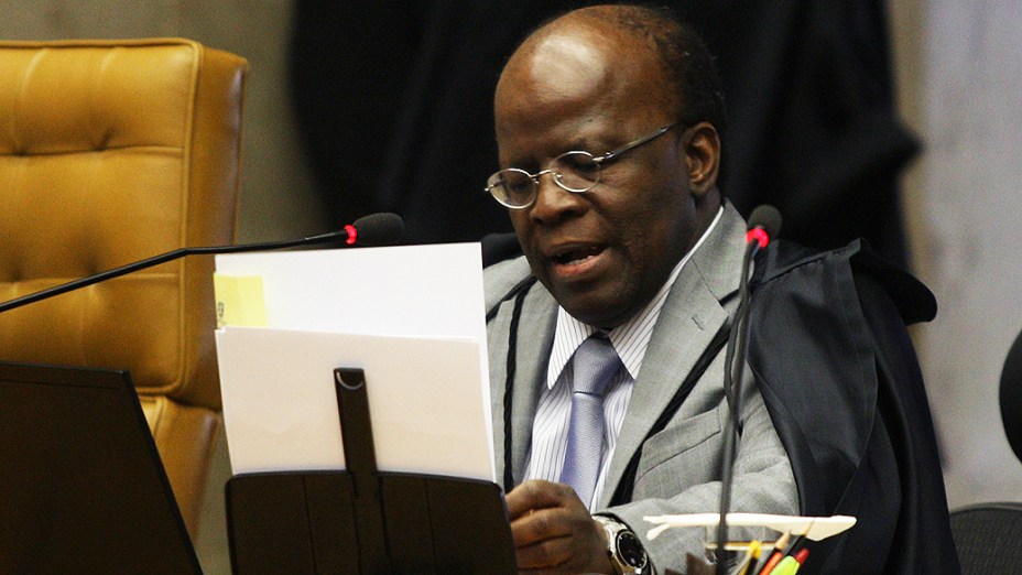 O relator do Mensalão, ministro Joaquim Barbosa, durante sessão no plenário do Supremo Tribunal Federal (STF), em Brasília, nesta quinta-feira (20)