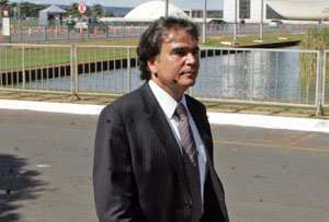 Temporão chega a pé ao ministério.