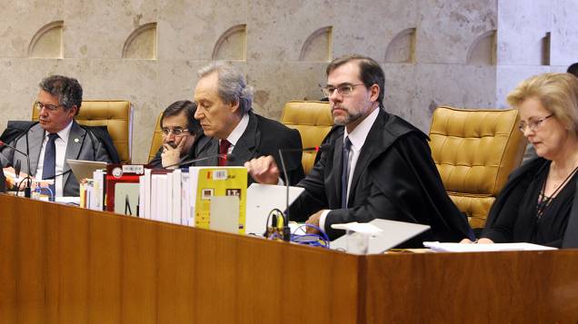 Ministros durante o terceiro dia de apresentação da defesa dos réus do mensalão, em 08/08/2012