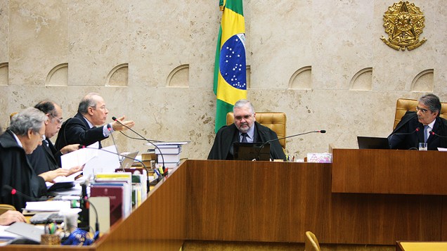 Ministros do Supremo Tribunal Federal (STF) durante sessão do julgamento do mensalão, em 23/10/2012