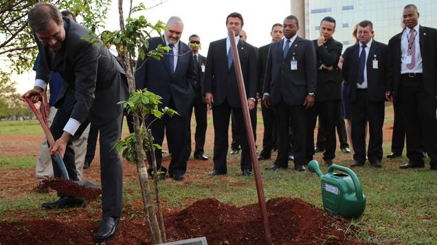 O ministro José Antonio Dias Tofffoli planta mudas de árvore no Bosque dos Ministros, na área externa do STF(Supremo Tribunal Federal), no intervalo do julgamento do mensalão, em Brasília