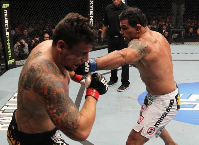 Minotauro acerta soco em Frank Mir
