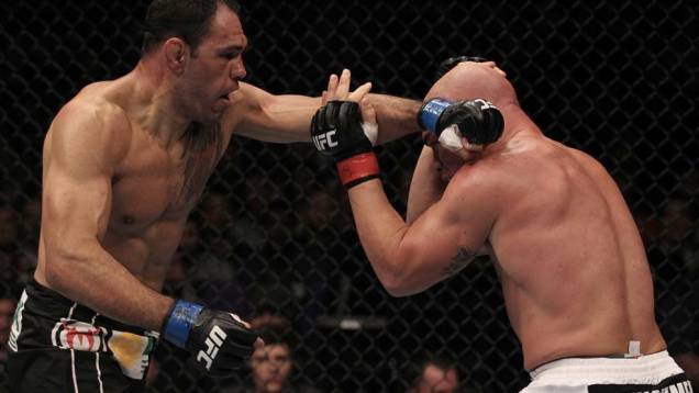 Minotouro e Tito Ortiz duelam no UFC 140