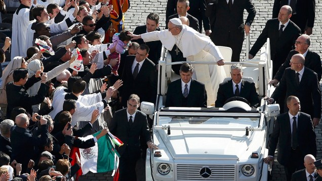 Papa cumprimentou fiéis e chegou a descer do papamóvel