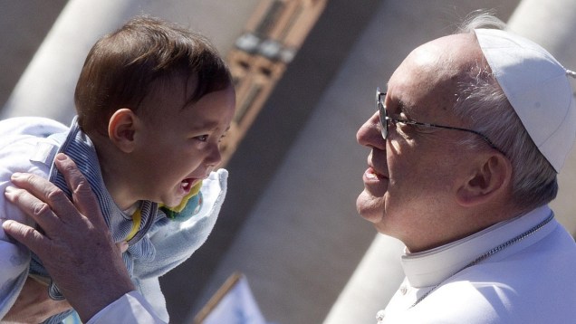 Papa Francisco deu atenção especial às crianças no trajeto até a basílica de São Pedro