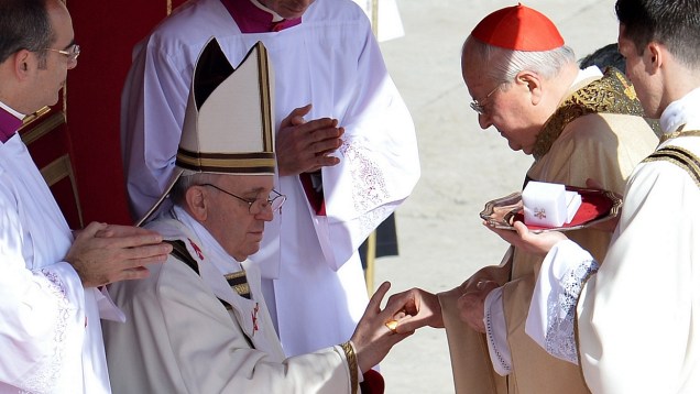 Francisco recebe o anel do pescador, que simboliza as chaves da Igreja