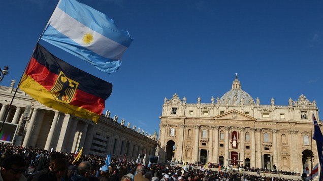 Fiéis chegam à Praça São Pedro, no Vaticano, para a missa de entronização do papa Francisco