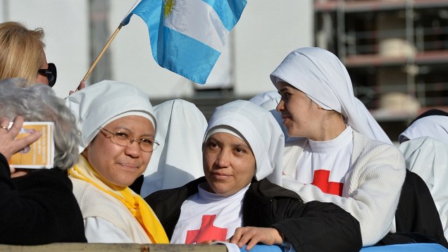 Noviças acompanham a missa inaugural do papa Francisco