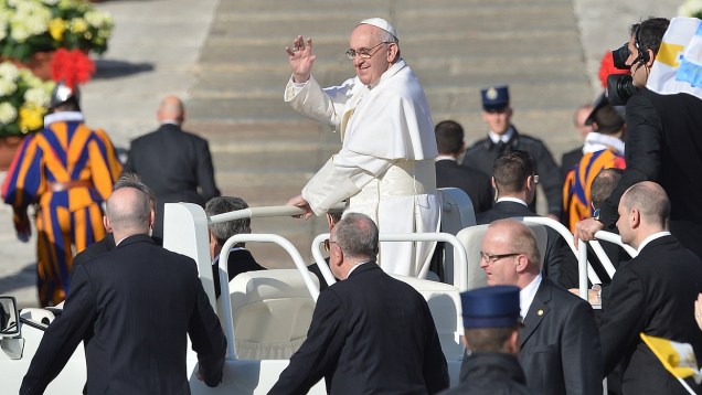 Papa Francisco acena para a multidão ao chegar de "papamóvel" à Praça São Pedro