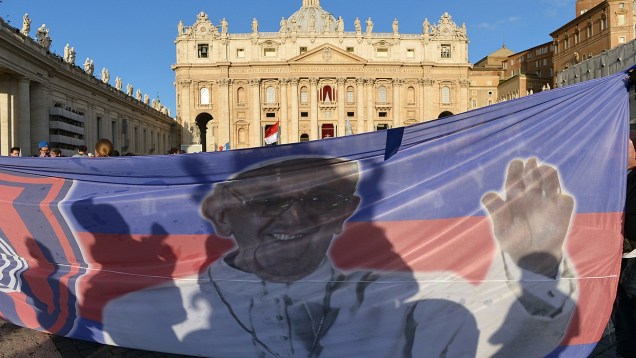 Bandeira do San Lorenzo, time do papa Francisco, ganhou foto do pontífice