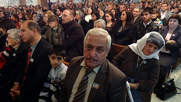 Cristãos iraquianos assistem a missa na véspera de Natal