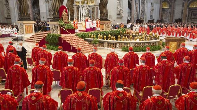 Cardeais reunidos na Basílica de São Pedro em missa antes do conclave