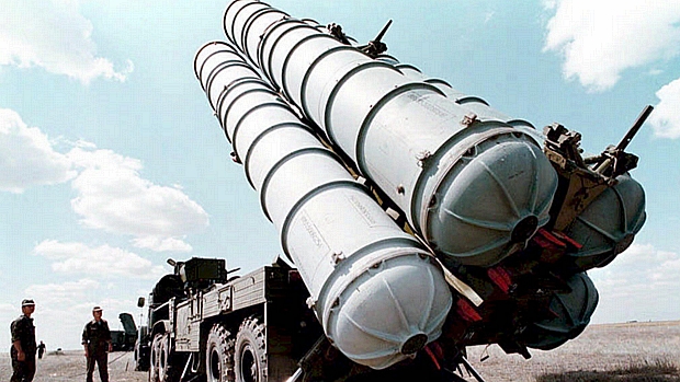 Mísseis russos S-300, do tipo que teria sido enviado à Síria