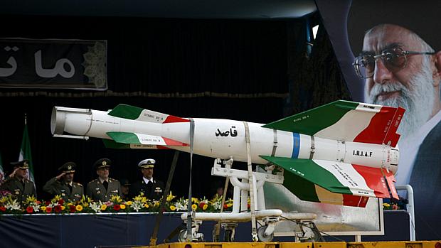 Míssil iraniano diante da imagem do aiatolá Ali Khamenei em desfile militar na capital Teerã