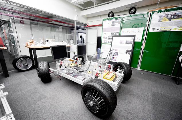 A imagem mostra um protótipo em tamanho real do CityCar dentro do Media Lab, laboratório do Instituto de Tecnologia de Massachusetts