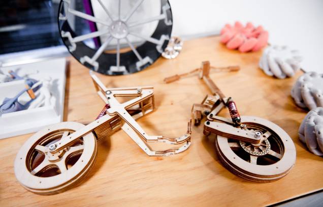 Outra ideia do MIT é uma bicicleta dobrável com uma roda inteligente, que utiliza a energia acumulada durante o freio para dar um mãozinha na pedalada posteriormente
