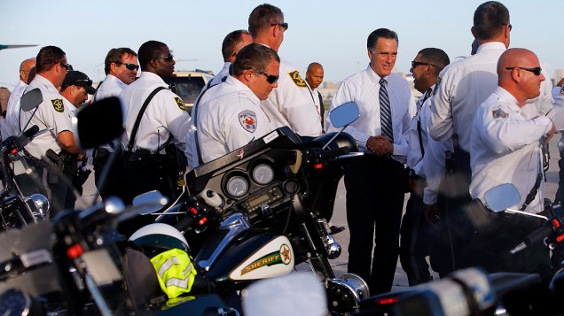 Mitt Romney, candidato republicano a presidente dos Estados Unidos, conversa com policiais, na Flórida nesta terça-feira