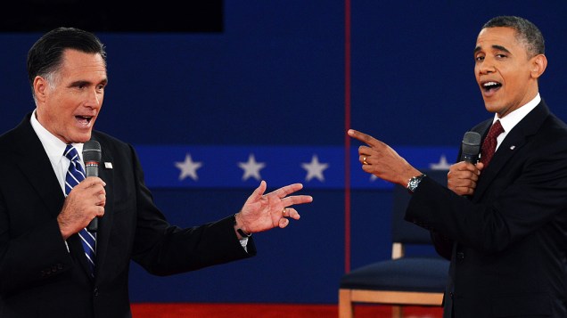 O presidente dos Estados Unidos e candidato democrata à reeleição, Barack Obama, e seu rival republicano, Mitt Romney, durante o segundo debate presidencial