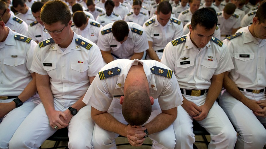 Cadetes do Instituto Militar da Virgínia rezam antes de discurso do candidato à Presidência dos Estados Unidos Mitt Romney, em Lexington (EUA), em 08/10/2012
