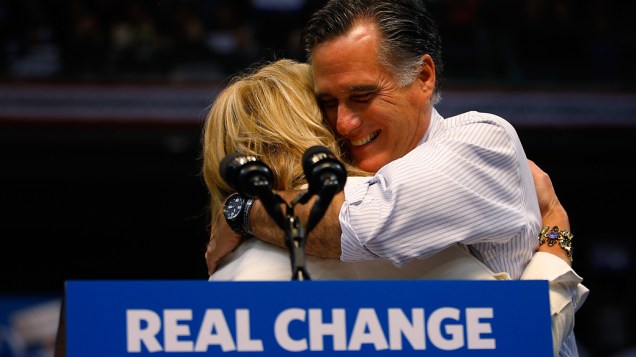 Candidato republicano Mitt Romney abraça sua esposa Ann durante o último dia de campanha em Manchester, New Hampshire