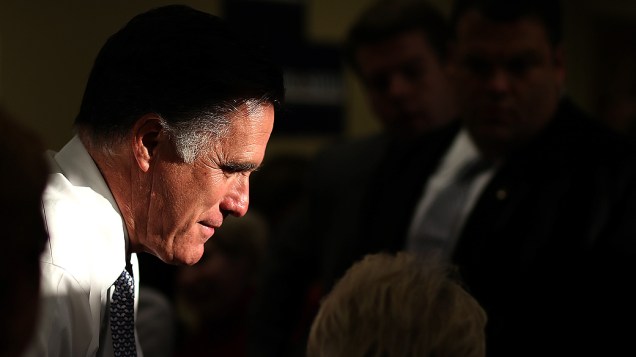 O candidato republicano Mitt Romney cumprimenta eleitores em Pittsburgh, Pennsylvania