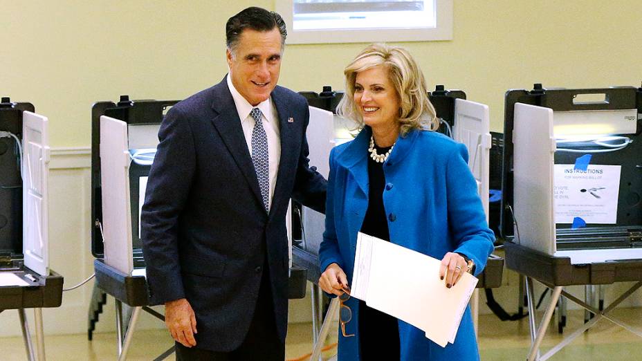 O candidato Mitt Romney e a mulher, Ann, votam em Belmont, Massachusetts