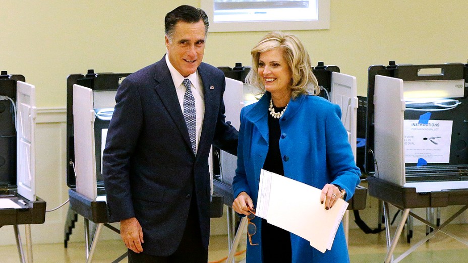 O candidato Mitt Romney e a mulher, Ann, votam em Belmont, Massachusetts