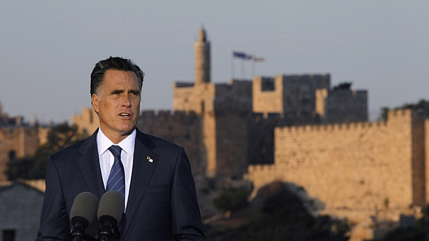 O republicano Mitt Romney discursa em frente à Cidade Antiga de Jerusalém