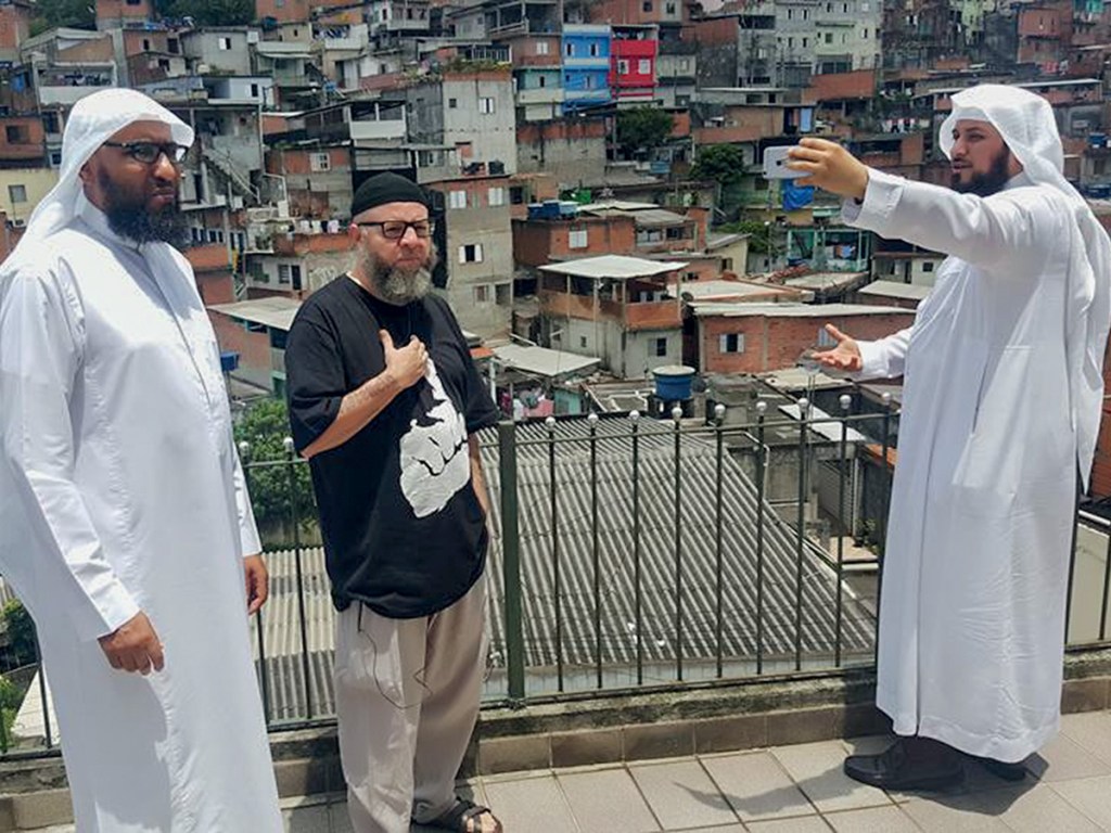Muhammad al-Arifi (à direita) em visita a uma favela paulistana: discurso de ódio e milhões de seguidores na internet