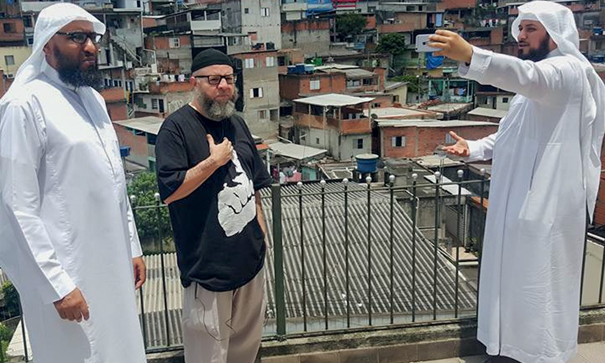 Muhammad al-Arifi (à direita) em visita a uma favela paulistana: discurso de ódio e milhões de seguidores na internet