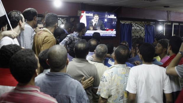 Opositores ao governo acompanham pronunciamento do presidente egípcio Mohamed Mursi na TV