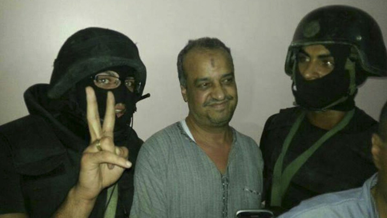 Policiais posam para foto após a prisão de Mohammed al-Beltagi, membro da Irmandade Muçulmana