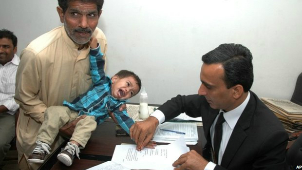 Mohammed Moussa Khan, de nove meses, tem suas digitais gravadas pela polícia paquistanesa