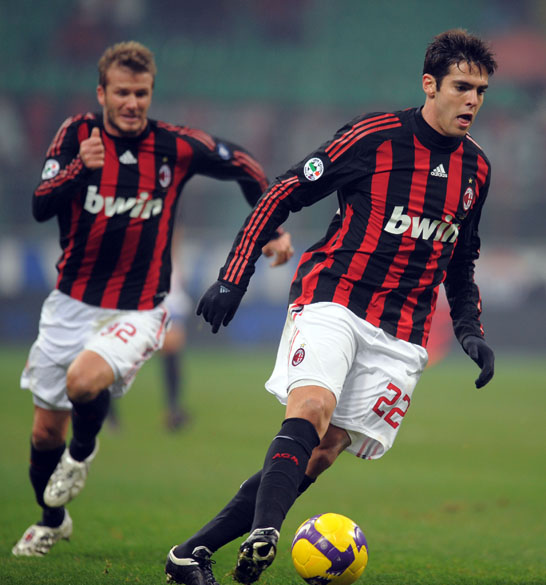 Kaká jogando pelo Milan ao lado de David Beckham em 2009