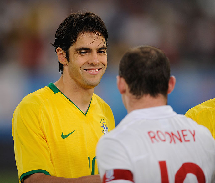 Kaká cumprimenta Wayne Rooney antes da partida entre Brasil e Inglaterra