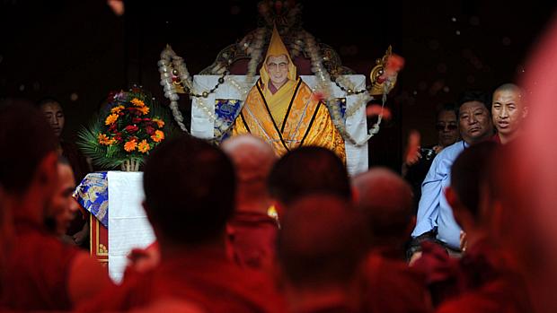 Monges tibetanos em exílio homenageiam Dalai Lama no Nepal