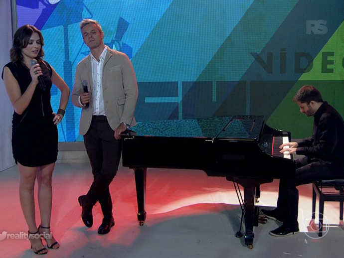 Monica Iozzi e Otaviano Costa cantam na despedida da apresentadora do Vídeo Show