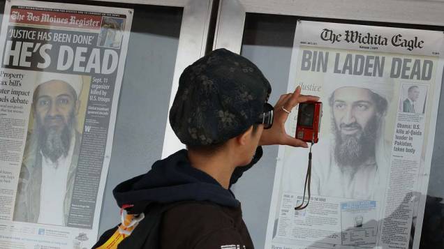 Jornais exibem manchete sobre a morte de Osama Bin Laden no centro de Washington, Estados Unidos