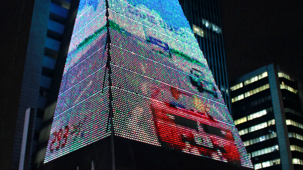 Mostra PLAY! transforma prédio da SESI/FIESP, na Avenida Paulista, em tela para transeuntes jogarem videogame