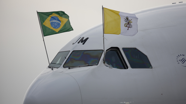 Avião com as bandeiras do Brasil e do Vaticano pousa no Rio de Janeiro